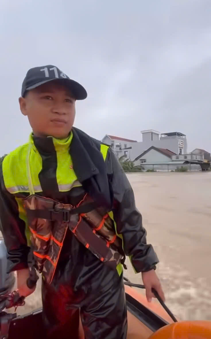 Xúc động những chuyến xuồng đổ về rốn lũ 'chia lửa' cứu dân - Ảnh 4.