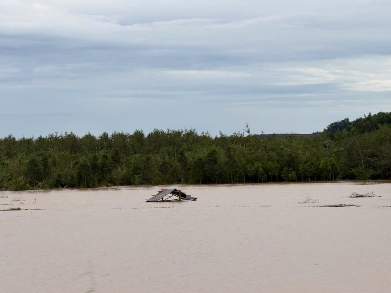 Thủy điện Đồng Nai 5 đã giảm lưu lượng nước xả xuống hạ du - Ảnh 2.