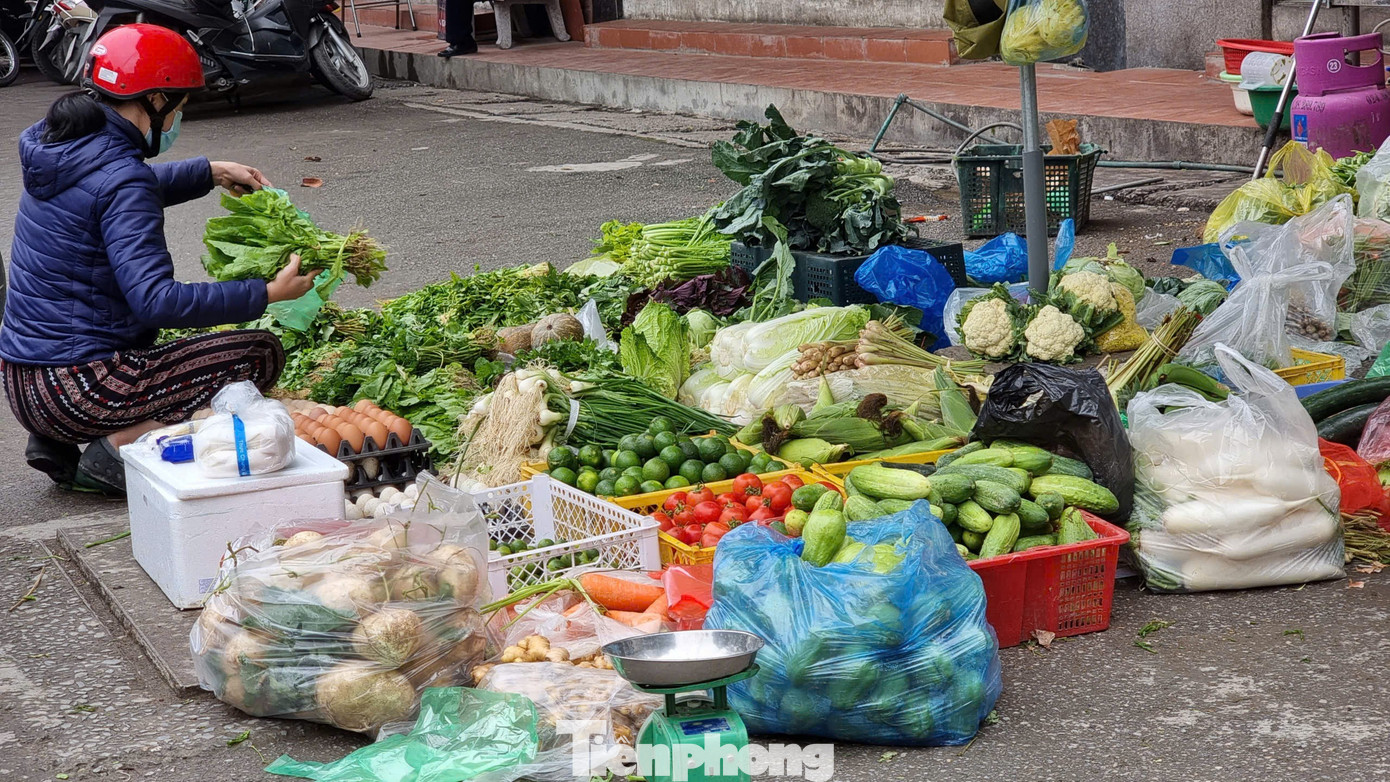 Rau củ đắt hơn thịt, người Hà Nội choáng như bị 