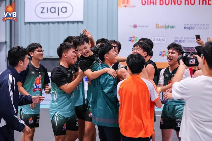 THPT Nguyễn Tất Thành vui mừng khi đánh bại THPT Marie Curie - nhà vô địch Giải giao hữu Bóng rổ Trẻ - Cúp Ziaja. Ảnh: YVB