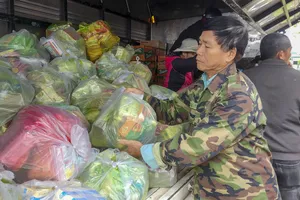 Vừa ngớt 4 đợt lũ, người dân xứ Huế vội gom 'chút tình' gửi vào Đắk Lắk