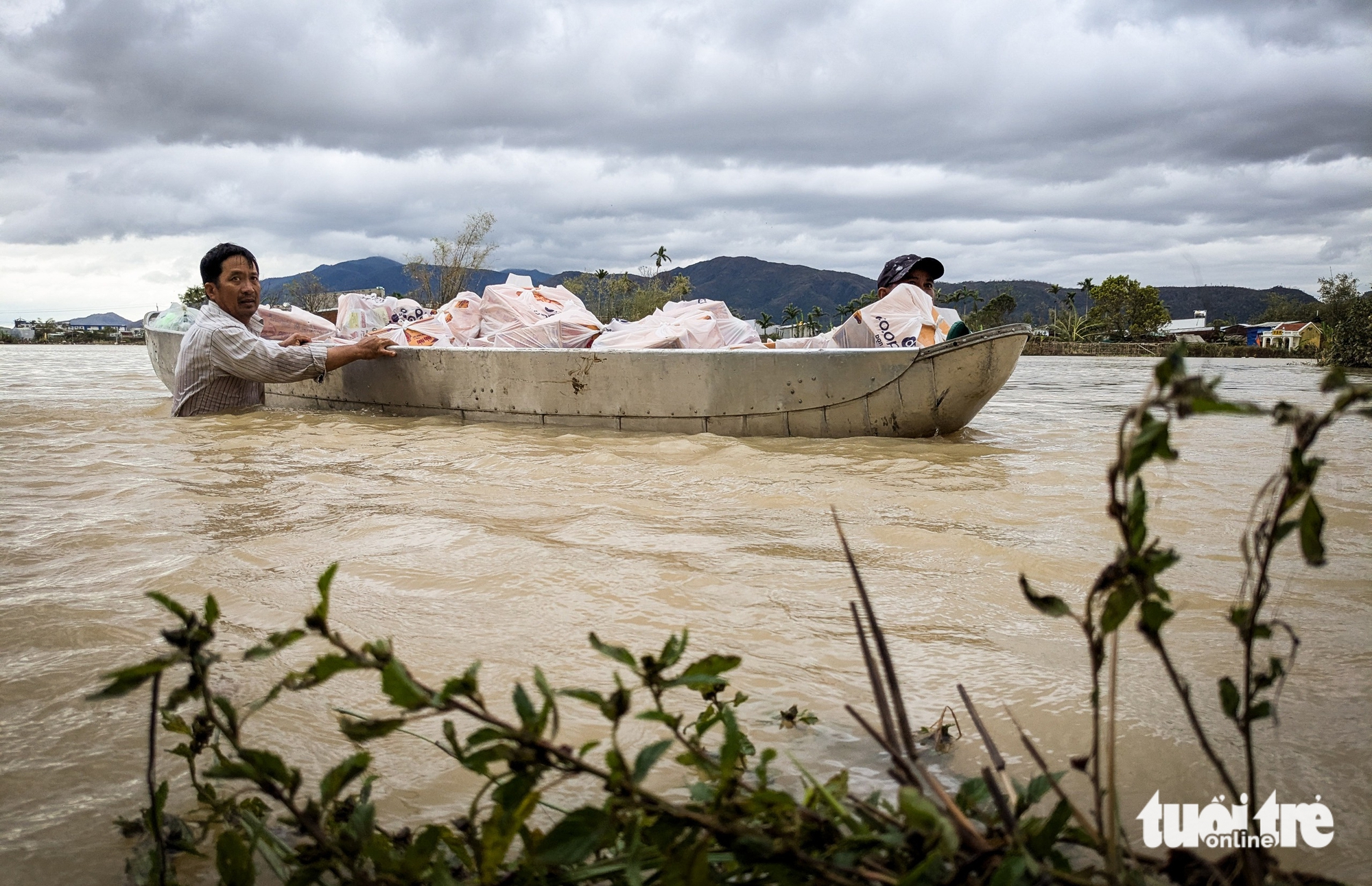 Báo Tuổi Trẻ cứu trợ khẩn cấp đồng bào ở rốn lũ Gia Lai - Ảnh 5.
