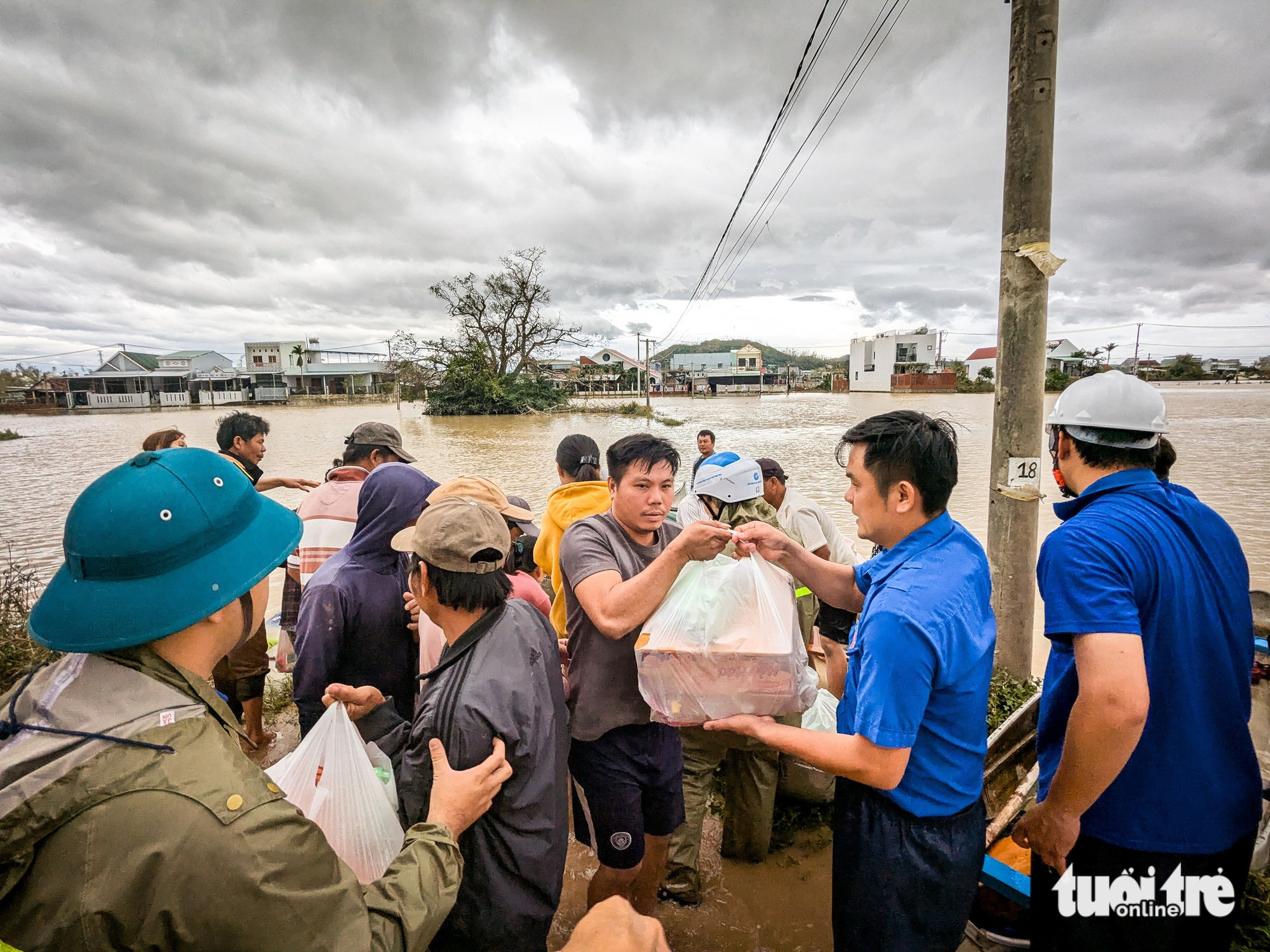 Báo Tuổi Trẻ cứu trợ khẩn cấp đồng bào ở rốn lũ Gia Lai - Ảnh 6.