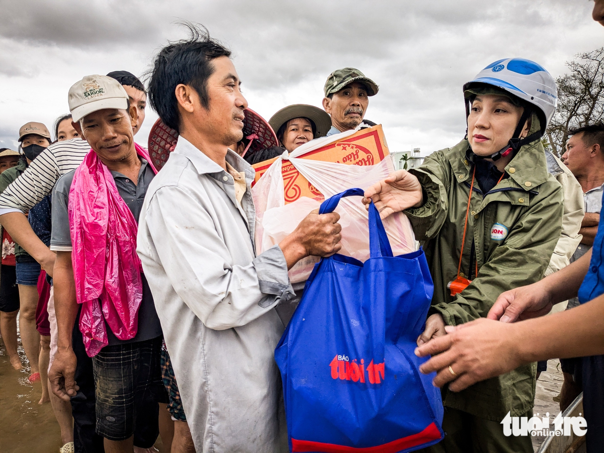 Báo Tuổi Trẻ cứu trợ khẩn cấp đồng bào ở rốn lũ Gia Lai - Ảnh 7.