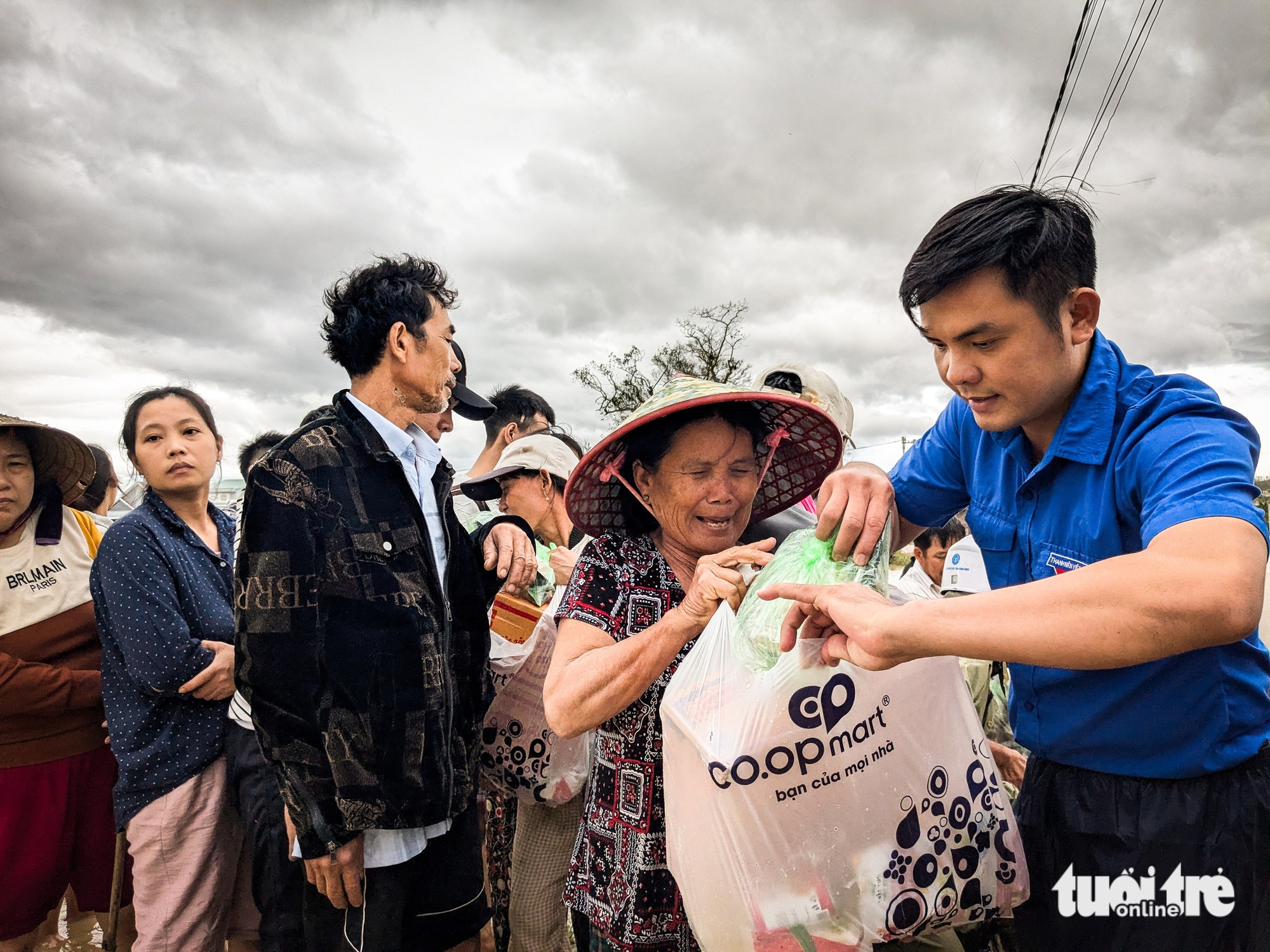 Báo Tuổi Trẻ cứu trợ khẩn cấp đồng bào ở rốn lũ Gia Lai - Ảnh 8.