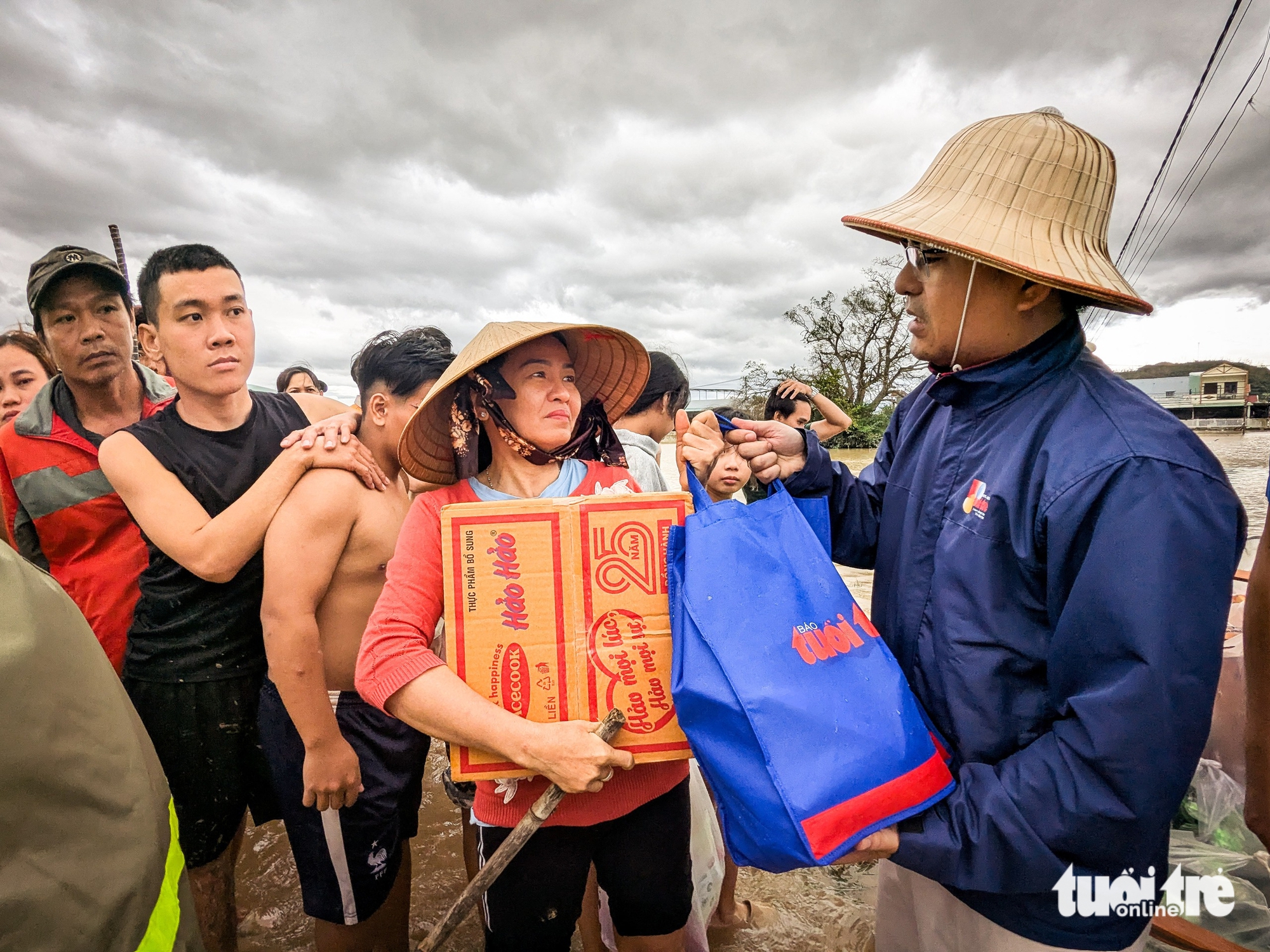 Báo Tuổi Trẻ cứu trợ khẩn cấp đồng bào ở rốn lũ Gia Lai - Ảnh 9.