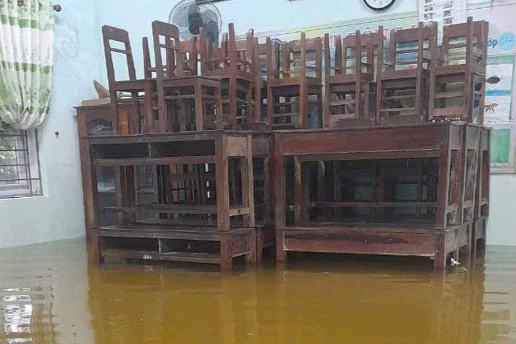 Phơi chữ sau lụt, đón học sinh trở lại lớp - 2