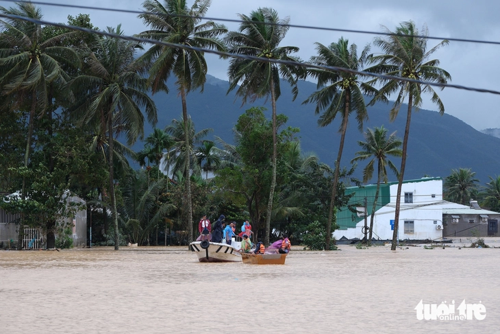 Sau hai ngày dầm lũ, 1.000 hộ dân ven quốc lộ 1 xã Diên Khánh, Khánh Hòa được đưa di tản 4 di tản - Ảnh 4.