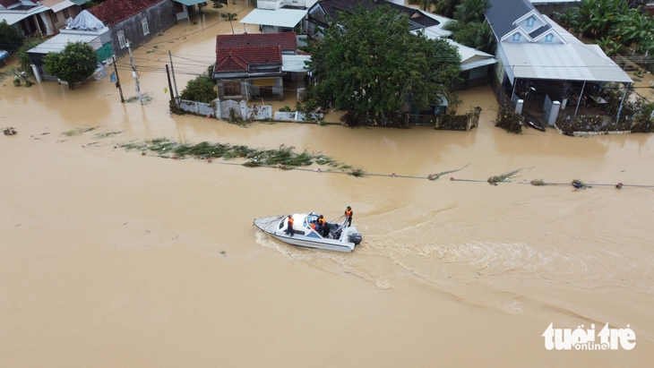 Sau hai ngày dầm lũ, 1.000 hộ dân ven quốc lộ 1 xã Diên Khánh, Khánh Hòa được đưa di tản 3 Sau hai ngày dầm lũ, 1.000 hộ dân ven quốc lộ 1 xã Diên Khánh, Khánh Hòa được đưa di tản - Ảnh 3.