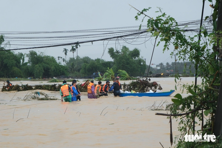 Sau hai ngày dầm lũ, 1.000 hộ dân ven quốc lộ 1 xã Diên Khánh, Khánh Hòa được đưa di tản 5 Sau hai ngày dầm lũ, 1.000 hộ dân ven quốc lộ 1 xã Diên Khánh, Khánh Hòa được đưa di tản - Ảnh 5.