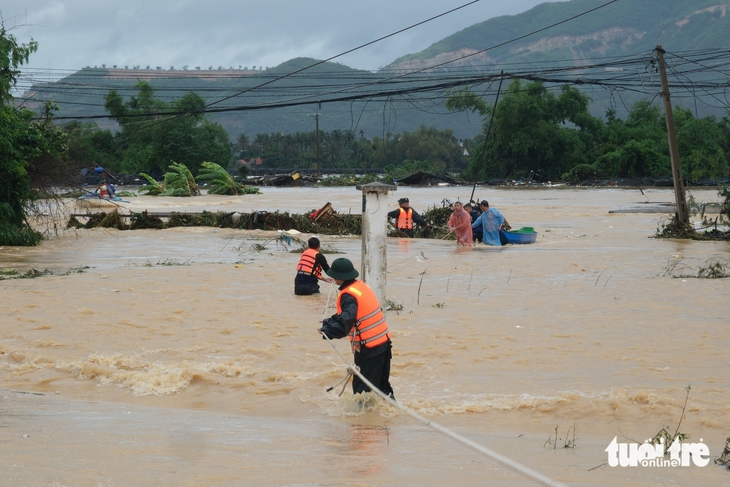 Sau hai ngày dầm lũ, 1.000 hộ dân ven quốc lộ 1 xã Diên Khánh, Khánh Hòa được đưa di tản 6 di tản - Ảnh 6.