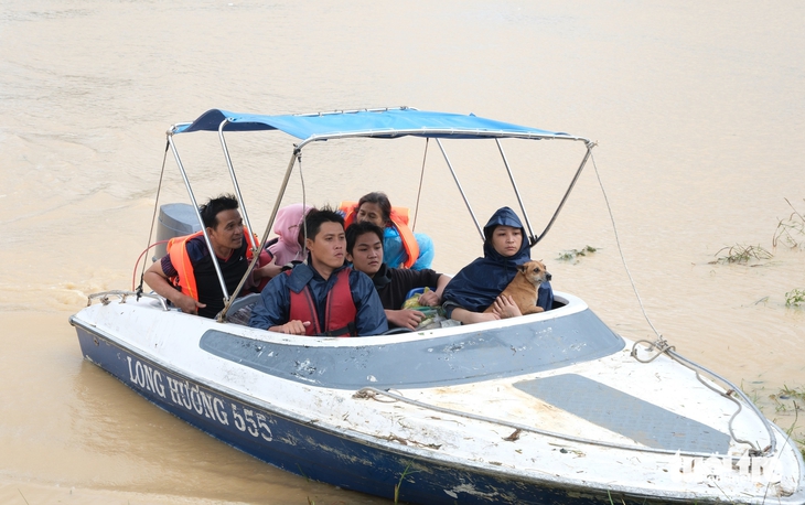 Sau hai ngày dầm lũ, 1.000 hộ dân ven quốc lộ 1 xã Diên Khánh, Khánh Hòa được đưa di tản 8 Sau hai ngày dầm lũ, 1.000 hộ dân ven quốc lộ 1 xã Diên Khánh, Khánh Hòa được đưa di tản - Ảnh 8.