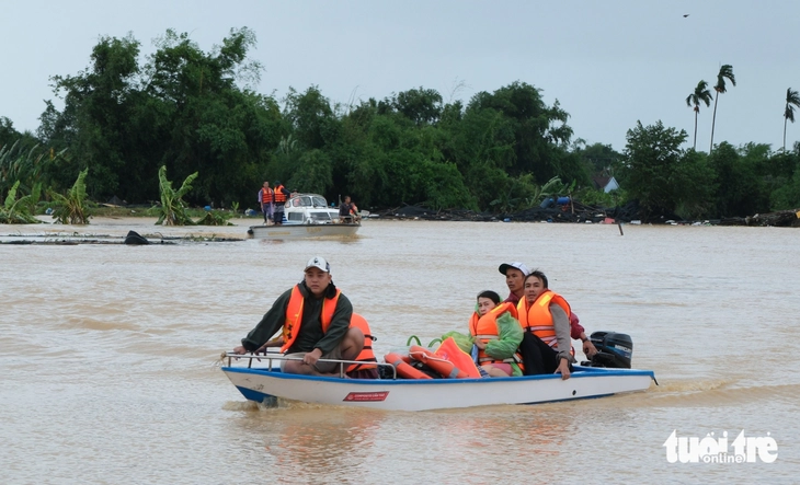 Sau hai ngày dầm lũ, 1.000 hộ dân ven quốc lộ 1 xã Diên Khánh, Khánh Hòa được đưa di tản 7 di tản - Ảnh 7.