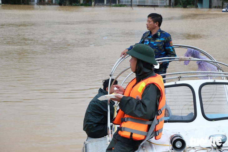 Sau hai ngày dầm lũ, 1.000 hộ dân ven quốc lộ 1 xã Diên Khánh, Khánh Hòa được đưa di tản 11 Sau hai ngày dầm lũ, 1.000 hộ dân ven quốc lộ 1 xã Diên Khánh, Khánh Hòa được đưa di tản - Ảnh 11.