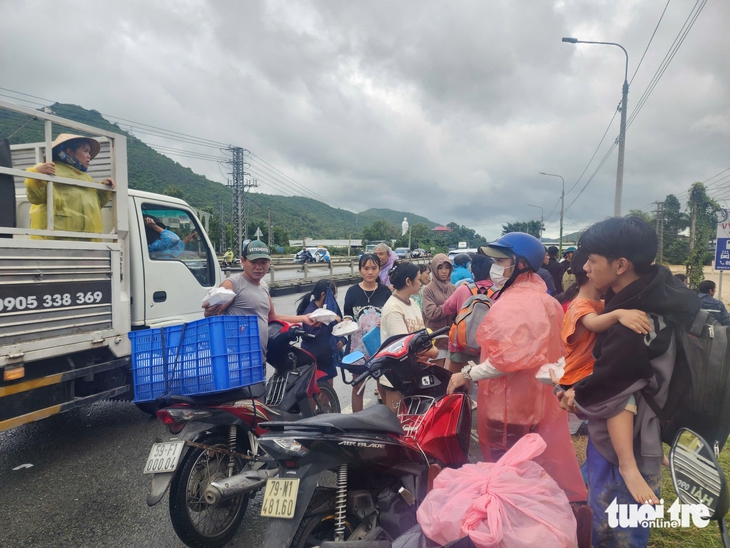 Sau hai ngày dầm lũ, 1.000 hộ dân ven quốc lộ 1 xã Diên Khánh, Khánh Hòa được đưa di tản 10 Sau hai ngày dầm lũ, 1.000 hộ dân ven quốc lộ 1 xã Diên Khánh, Khánh Hòa được đưa di tản - Ảnh 10.