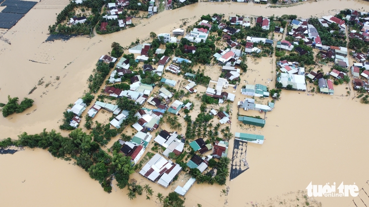Sau hai ngày dầm lũ, 1.000 hộ dân ven quốc lộ 1 xã Diên Khánh, Khánh Hòa được đưa di tản 12 Sau hai ngày dầm lũ, 1.000 hộ dân ven quốc lộ 1 xã Diên Khánh, Khánh Hòa được đưa di tản - Ảnh 12.