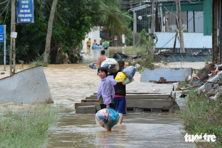 Sau hai ngày dầm lũ, 1.000 hộ dân ven quốc lộ 1 xã Diên Khánh, Khánh Hòa được đưa di tản 13 Sau hai ngày dầm lũ, 1.000 hộ dân ven quốc lộ 1 xã Diên Khánh, Khánh Hòa được đưa di tản - Ảnh 13.