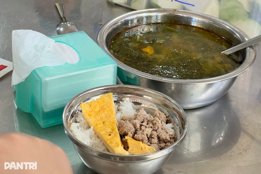 Vụ tố thực phẩm có mùi lạ ở Lâm Đồng: Nữ hiệu trưởng bị cách mọi chức vụ - 2