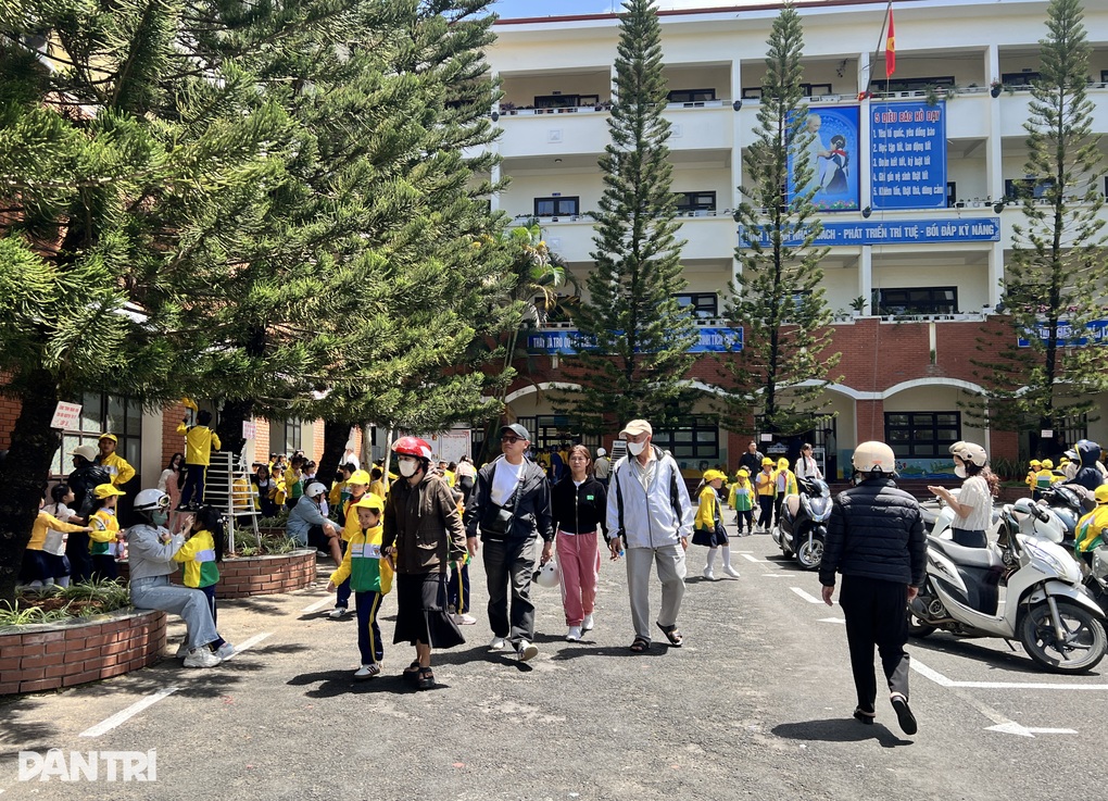 Vụ tố thực phẩm có mùi lạ ở Lâm Đồng: Nữ hiệu trưởng bị cách mọi chức vụ - 3