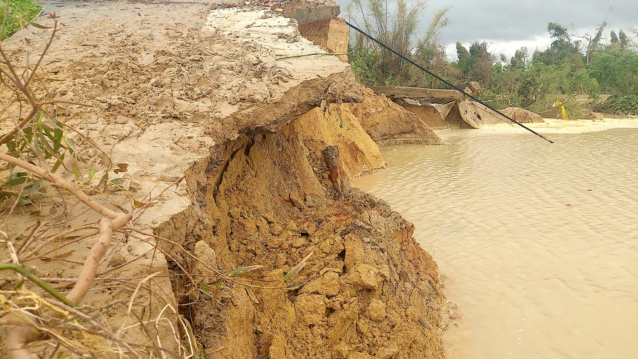 Cả đời chưa từng thấy lũ dữ, bật khóc nhận cứu trợ ở Gia Lai- Ảnh 2.