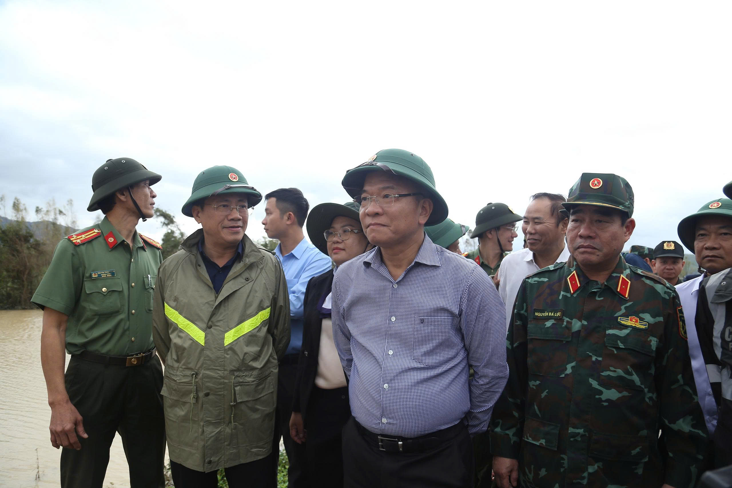 Cả đời chưa từng thấy lũ dữ, bật khóc nhận cứu trợ ở Gia Lai- Ảnh 5.