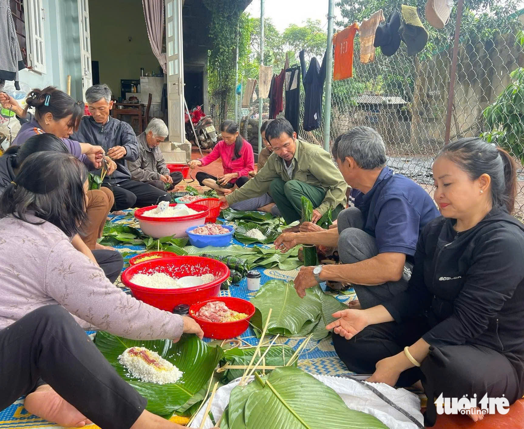 Ấm áp tình người giữa cơn lũ dữ - Ảnh 3. Chung tay góp từng chai nước, bánh chưng, cơm nóng vượt lũ đến những vùng ngập sâu - Ảnh 3.