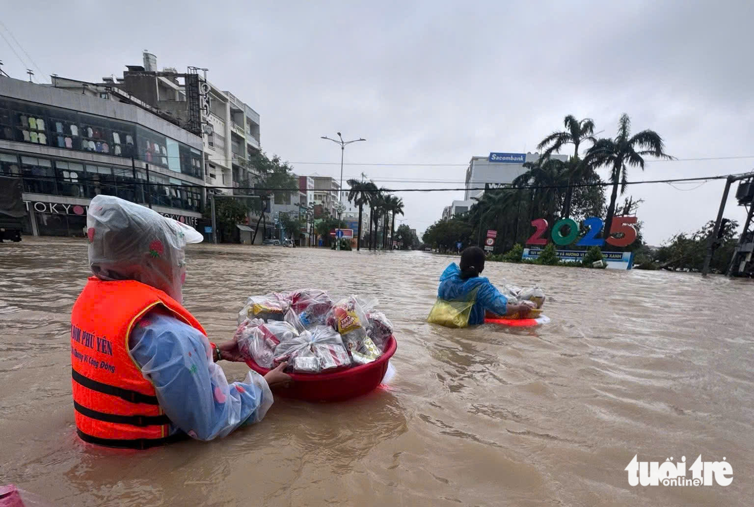 Ấm áp tình người giữa cơn lũ dữ - Ảnh 4. Chung tay góp từng chai nước, bánh chưng, cơm nóng vượt lũ đến những vùng ngập sâu - Ảnh 4.