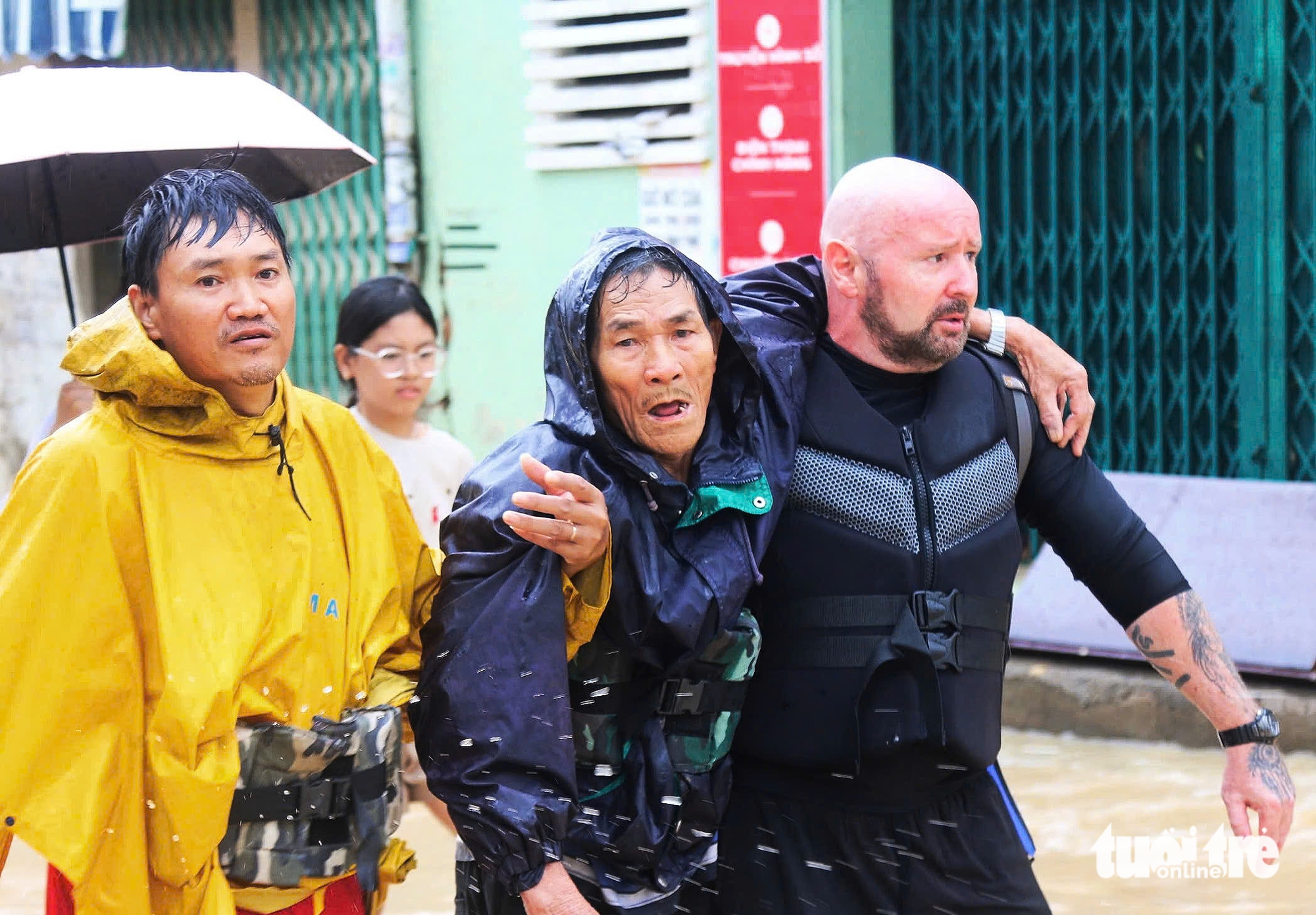 Ấm áp tình người giữa cơn lũ dữ - Ảnh 5. tình người - Ảnh 5.