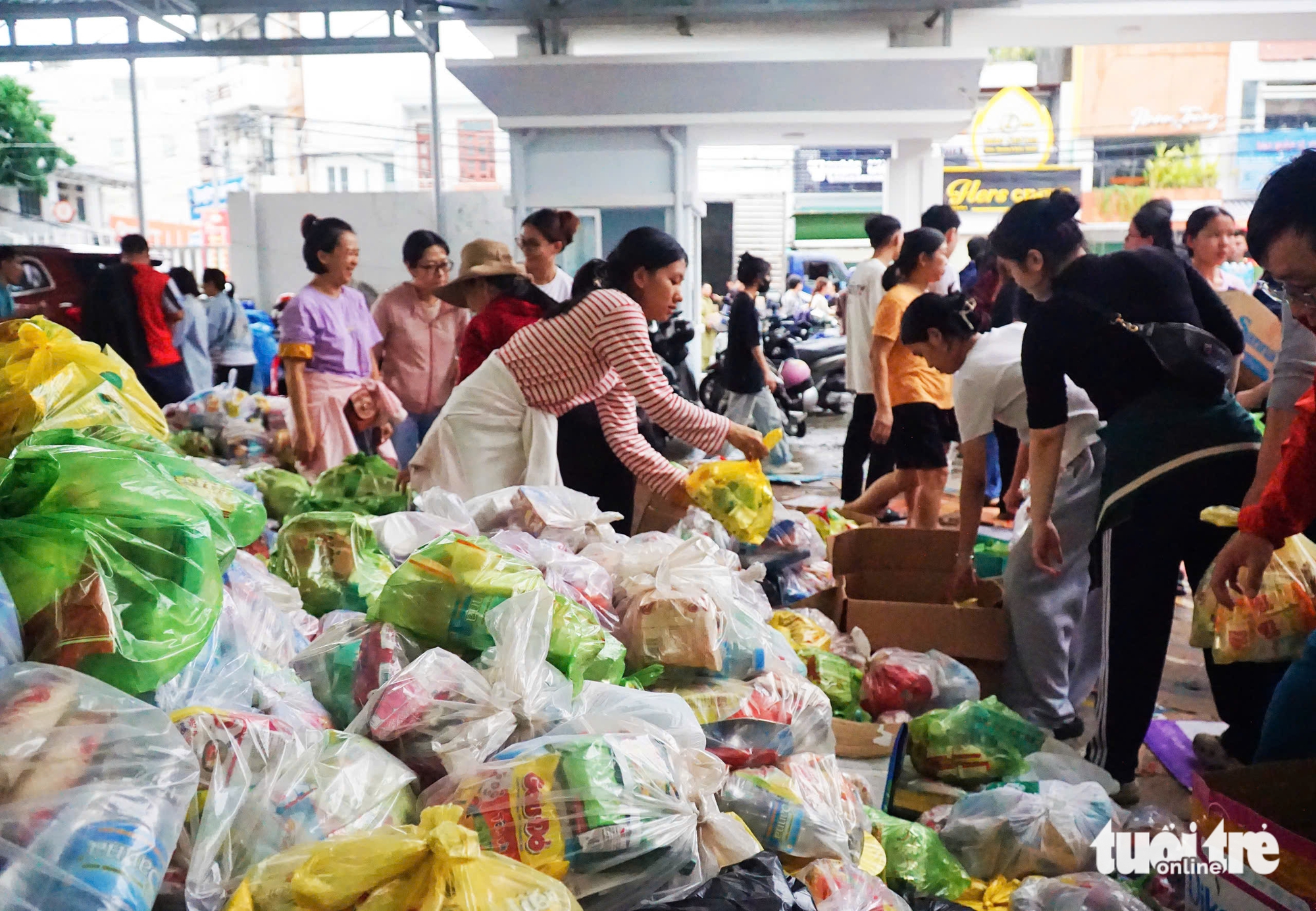 Ấm áp tình người giữa cơn lũ dữ - Ảnh 6. tình người - Ảnh 6.