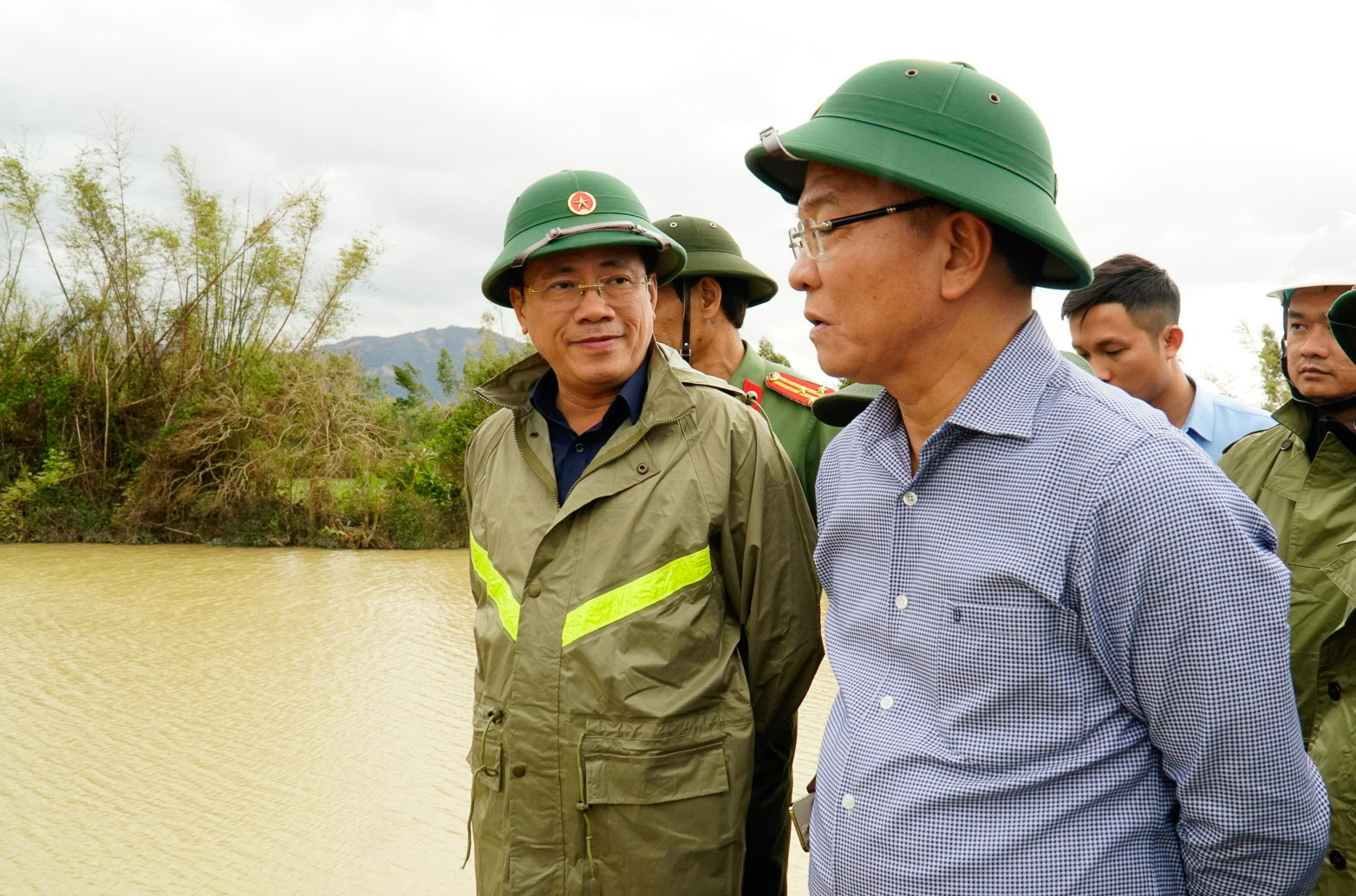 Phó thủ tướng Lê Thành Long thăm người dân vùng lũ Gia Lai - Ảnh 3.