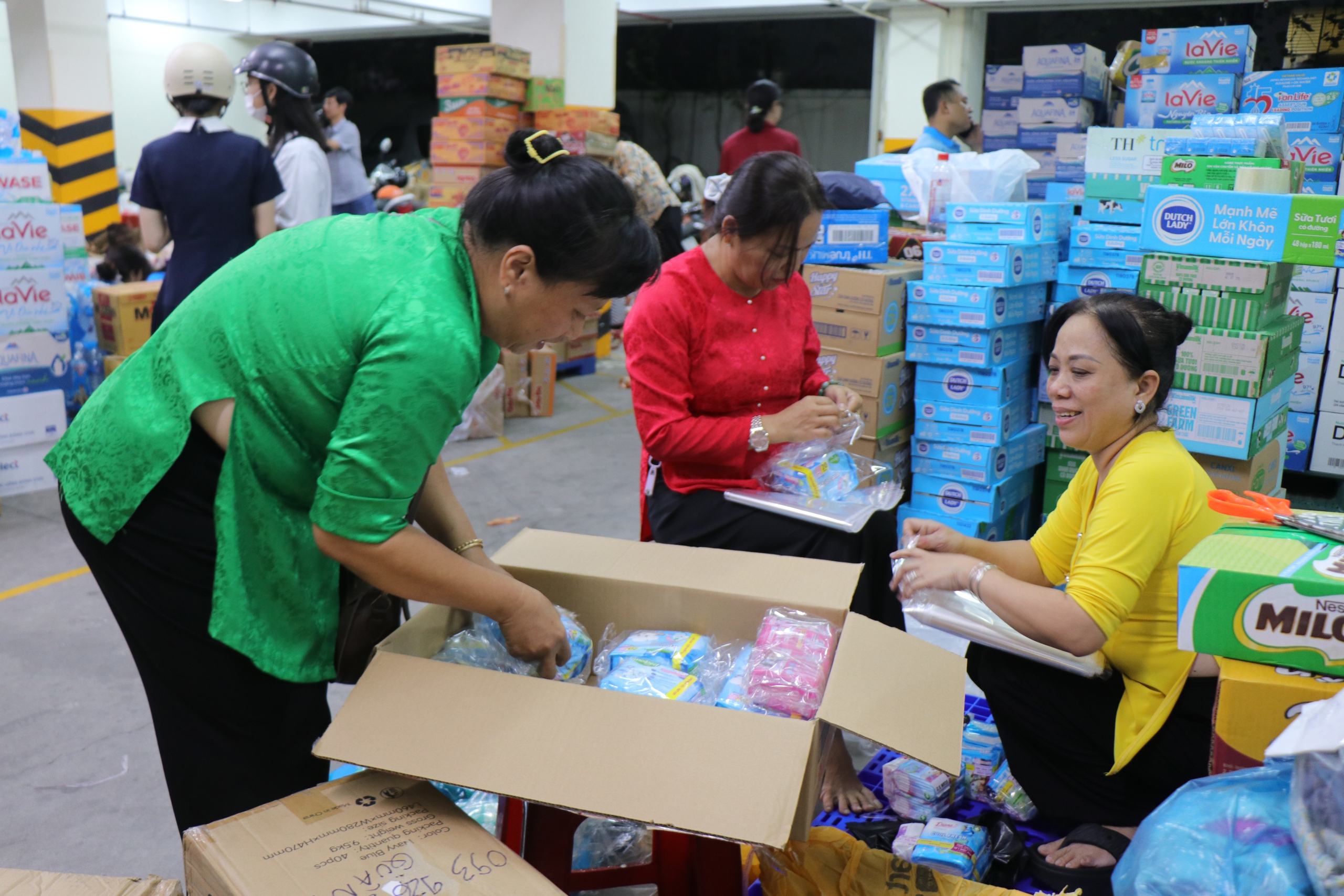 TP.HCM xuyên đêm tiếp nhận hàng cứu trợ đồng bào khẩn cấp - Ảnh 3.