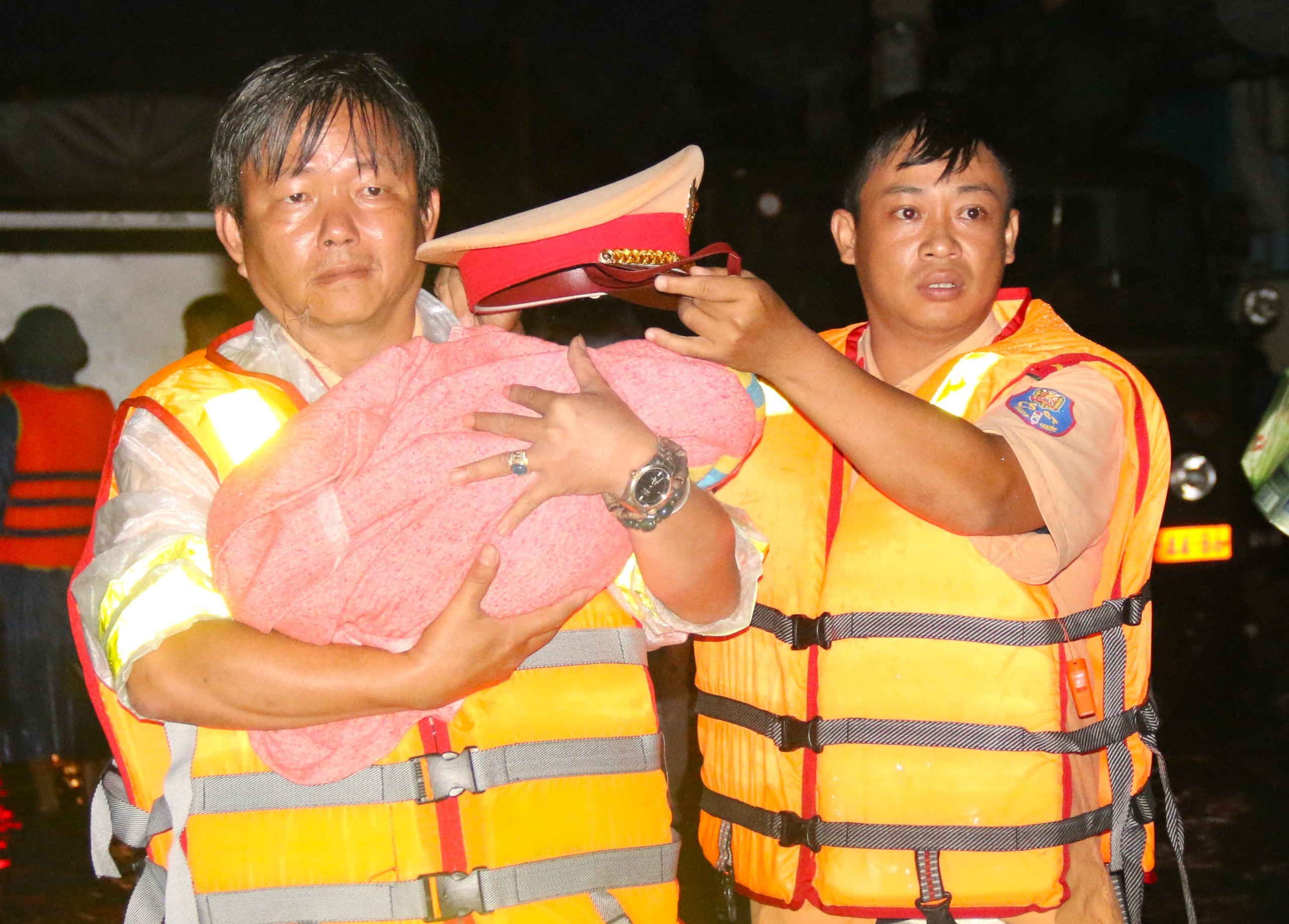 Hành trình giải cứu bé gái sơ sinh 20 ngày tuổi trong tâm lũ ở Khánh Hòa - Ảnh 11. Khánh Hòa - Ảnh 11.