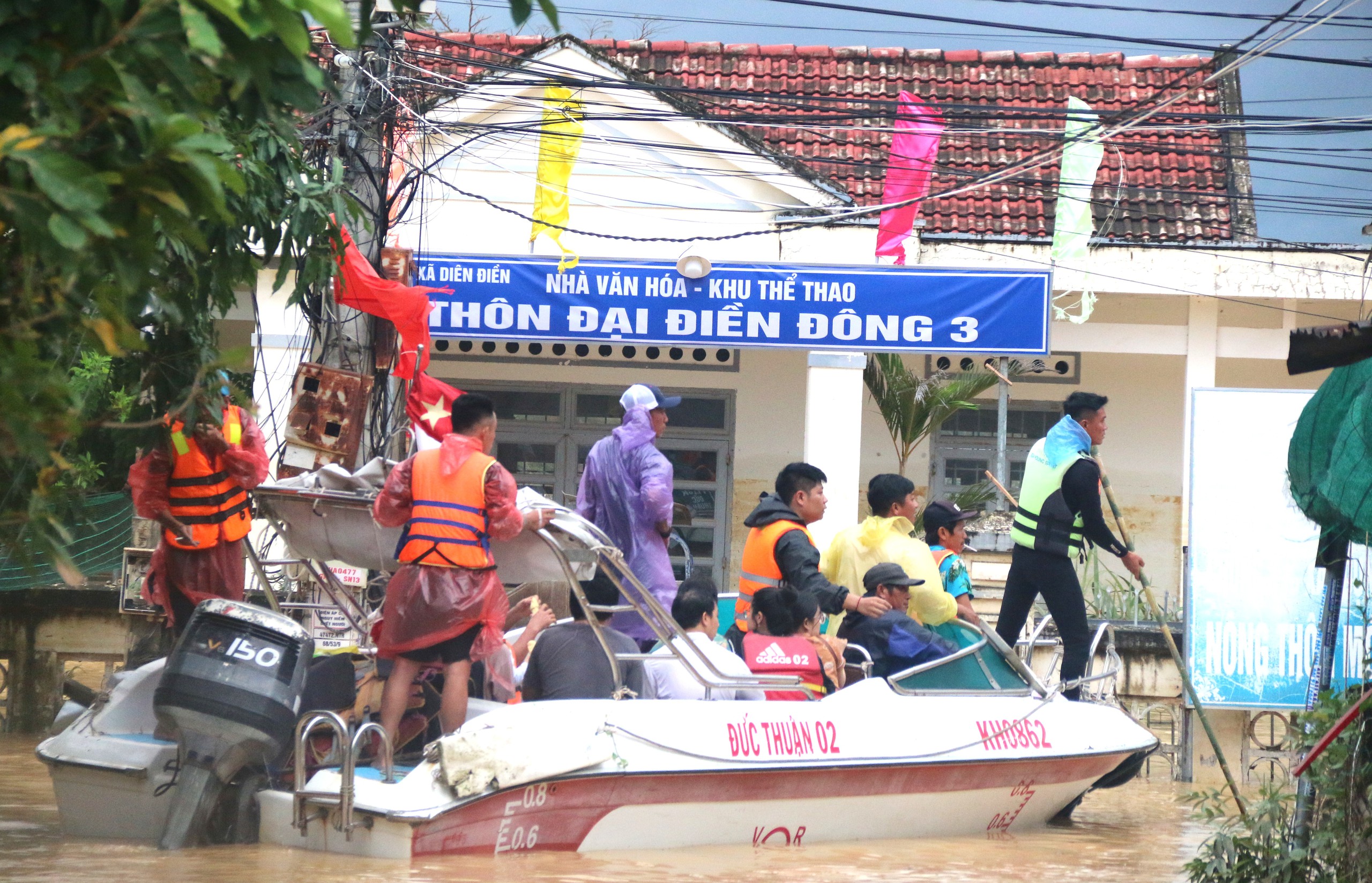 Hành trình giải cứu bé gái sơ sinh 20 ngày tuổi trong tâm lũ ở Khánh Hòa - Ảnh 16. Khánh Hòa - Ảnh 16.