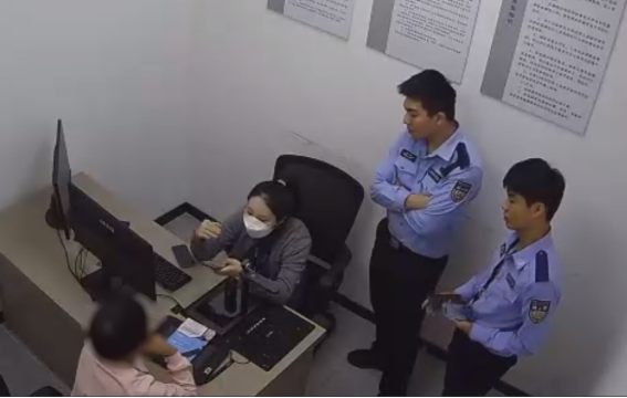 Shipper nhận giao gói trà nặng bất thường, mở ra lại thấy 4 cây vàng liền báo cảnh sát- Ảnh 2.