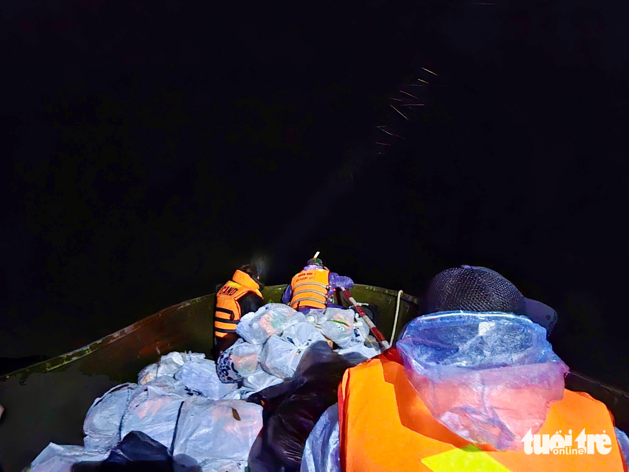 Ở trên mái nhà kiệt sức, thiếu thức ăn, thấy ca nô của bộ đội đến dân mừng rơi nước mắt - Ảnh 8.