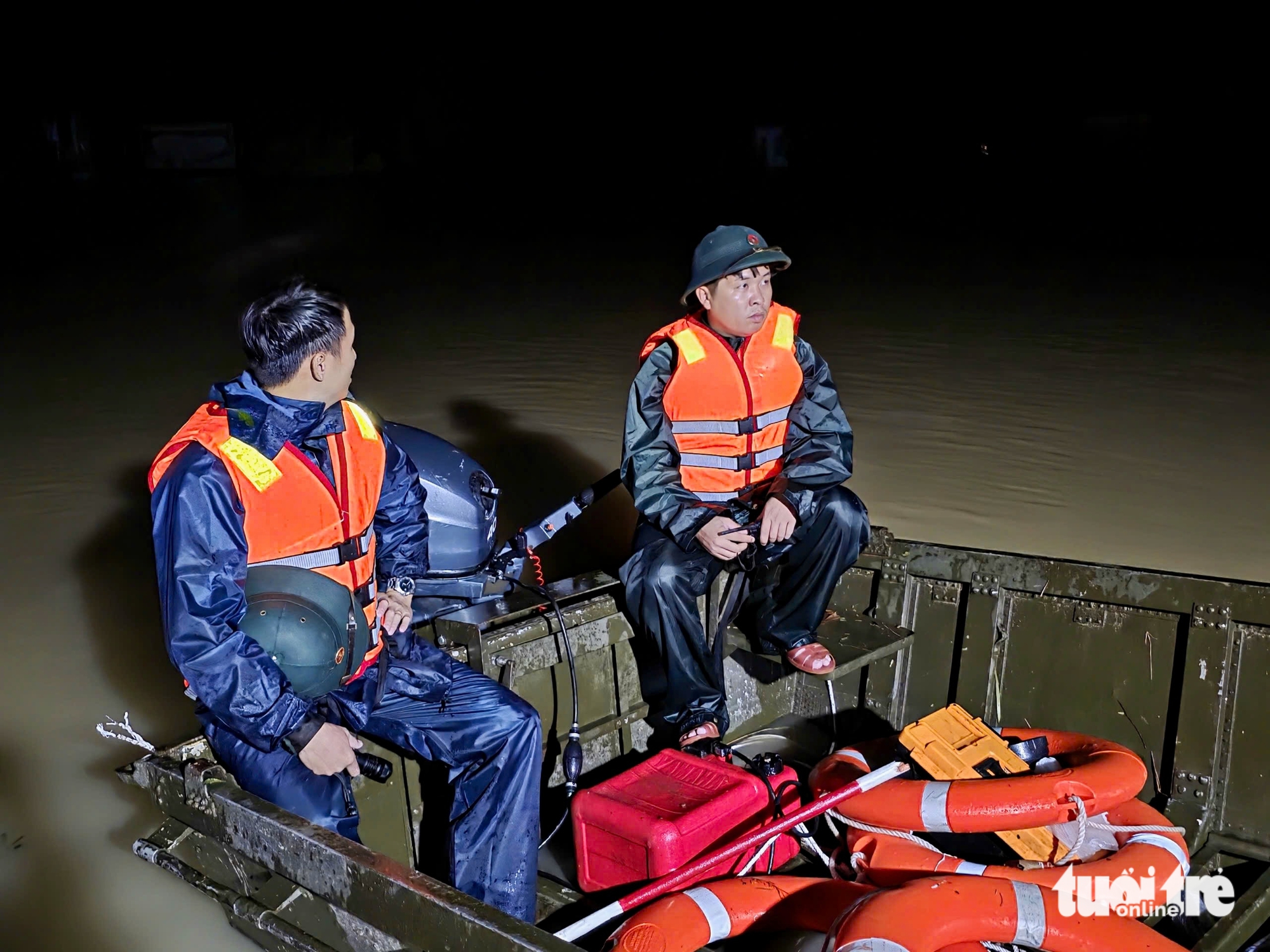 Ở trên mái nhà kiệt sức, thiếu thức ăn, thấy ca nô của bộ đội đến dân mừng rơi nước mắt - Ảnh 12.