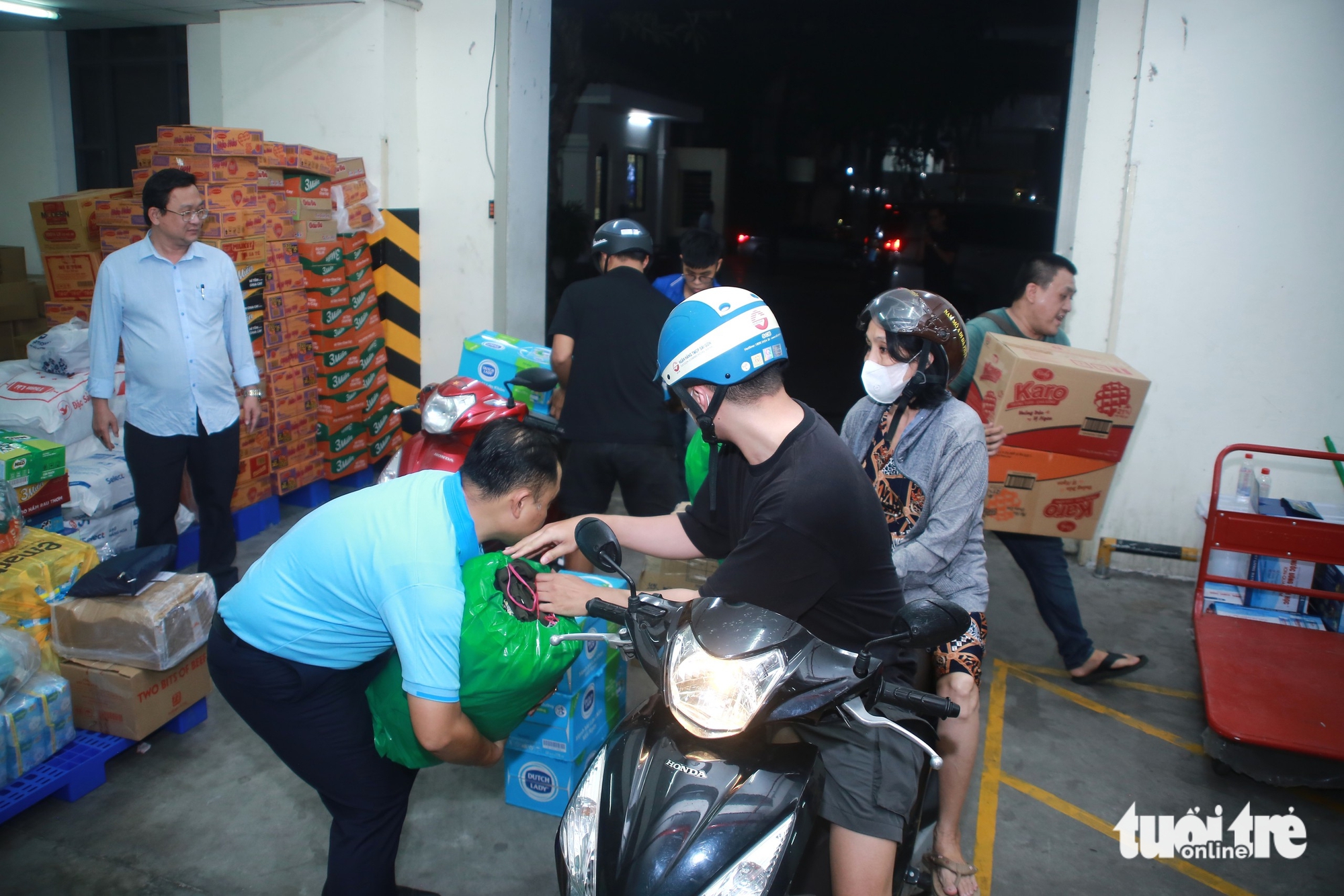 Người dân TP.HCM nườm nượp đem quần áo, nhu yếu phẩm gửi hỗ trợ đồng bào vùng lũ - Ảnh 8.