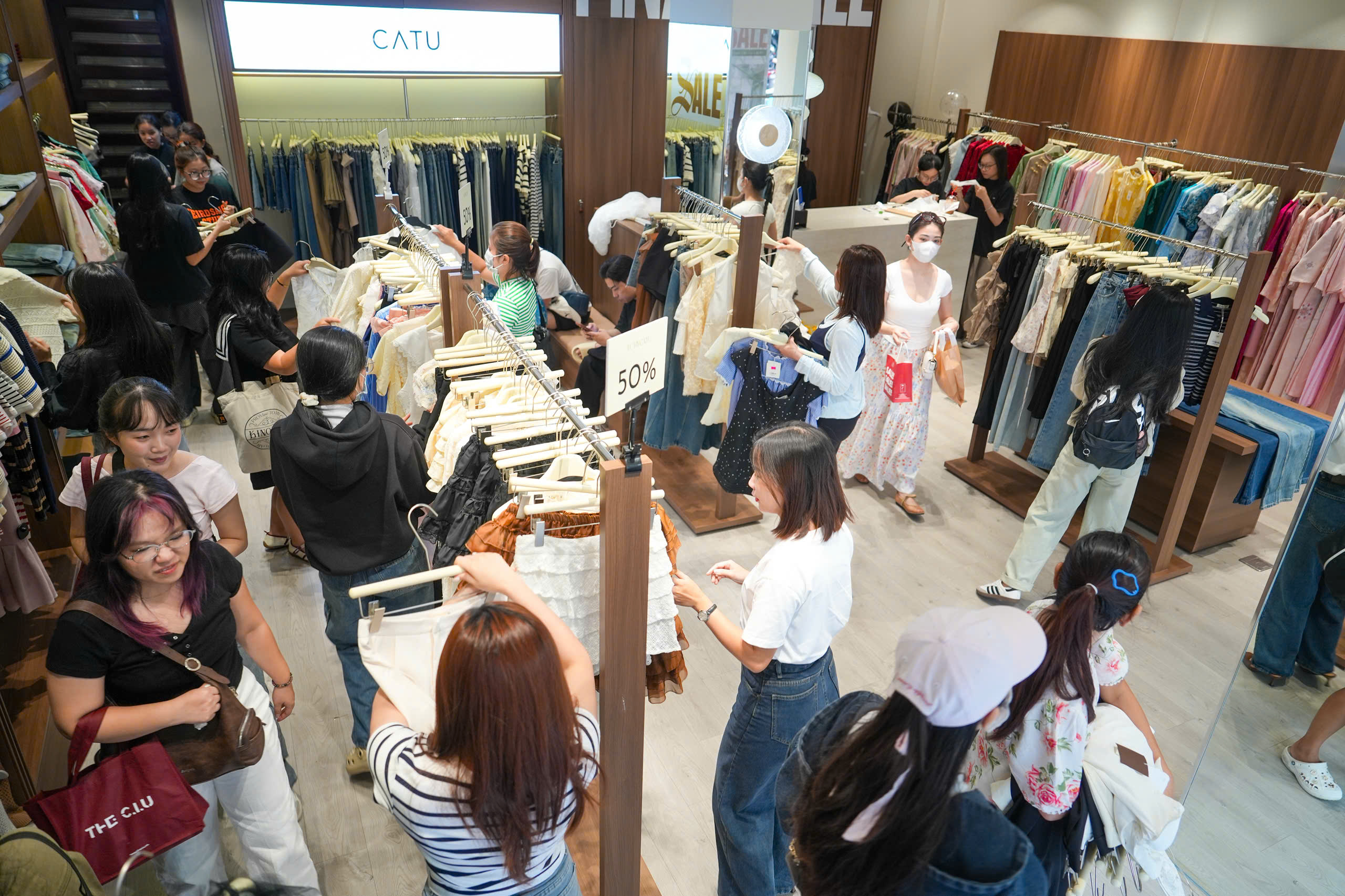 Chưa tới Black Friday, nhiều cửa hàng đã khuyến mãi 50-70% để hút khách - Ảnh 3.