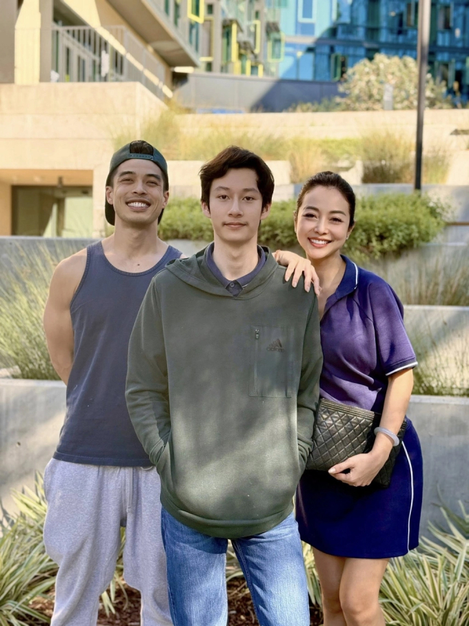 Jennifer Phạm cùng em trai đưa con trai Bảo Nam đi thăm trường cũ ở California (Mỹ) hồi tháng 10.