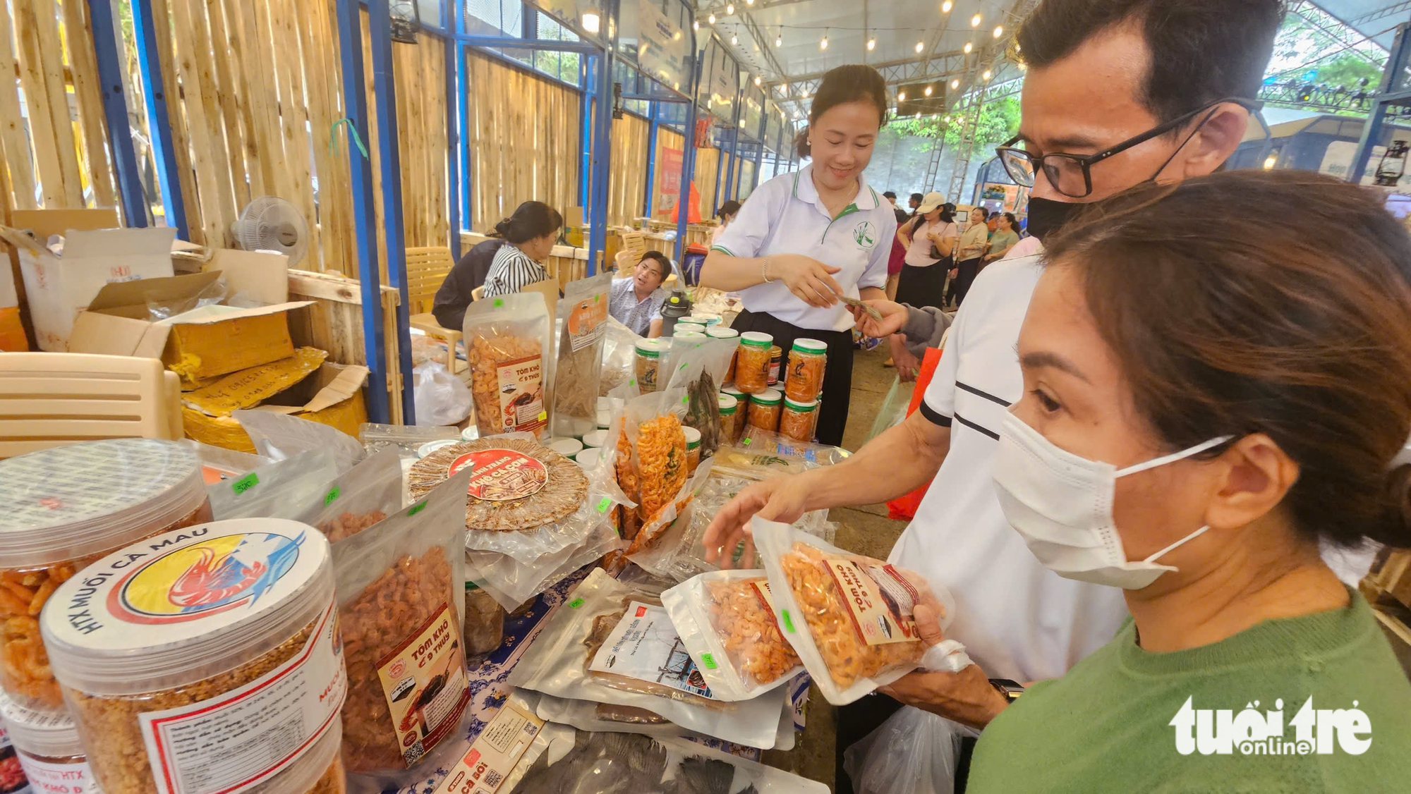TP.HCM: Khách ùn ùn đến mua cua Cà Mau ở lễ hội, người bán bất ngờ vì 'hàng lên là hết' - Ảnh 8.