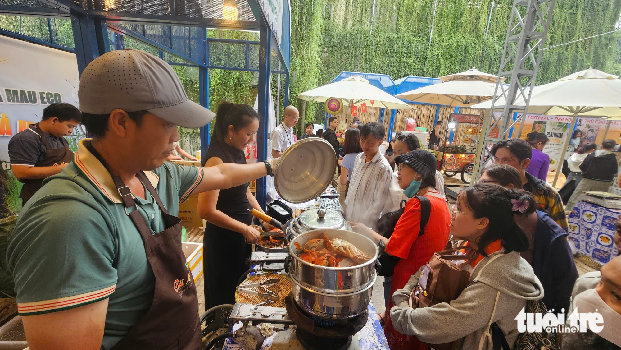 TP.HCM: Khách ùn ùn đến mua cua Cà Mau ở lễ hội, người bán bất ngờ vì 'hàng lên là hết' - Ảnh 9.