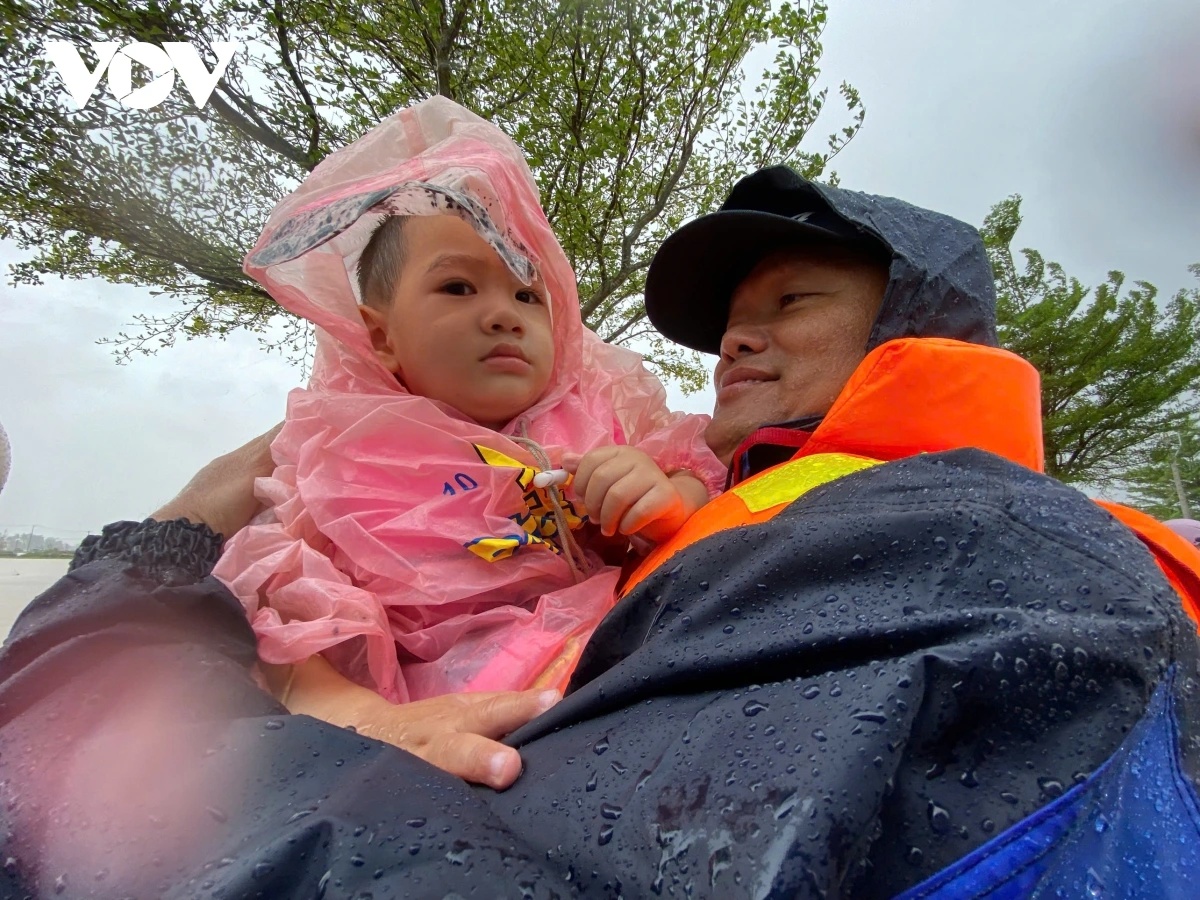 Em bé 20 ngày tuổi được cứu khỏi vùng lũ sau hơn 2 ngày ở trên nóc nhà cùng mẹ- Ảnh 6.