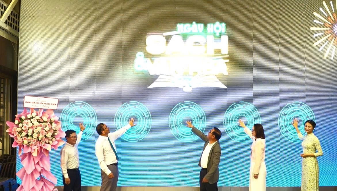 TP.HCM thử nghiệm 'Ngày hội sách và văn hóa đêm' tại đường sách- Ảnh 2.