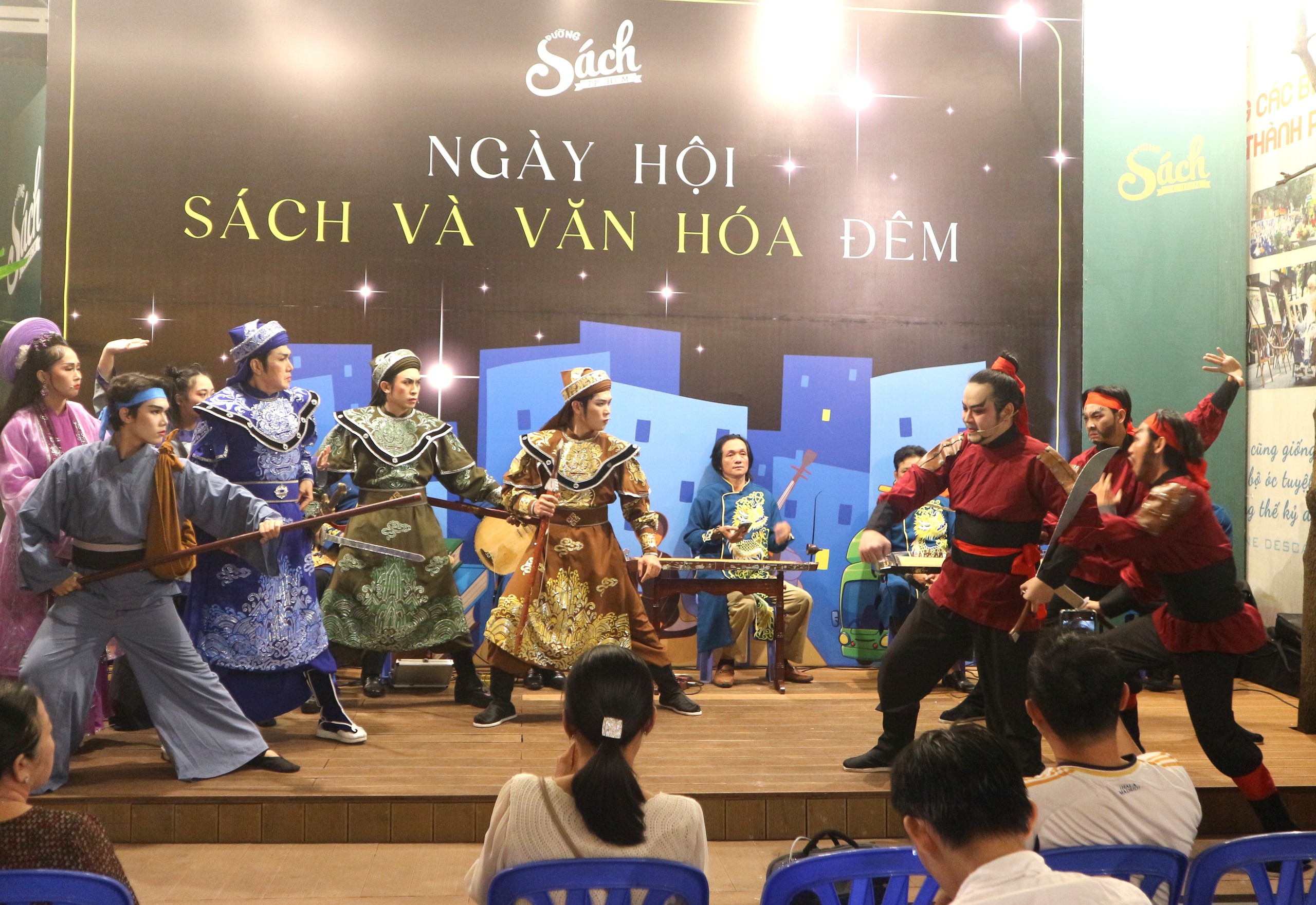 TP.HCM thử nghiệm 'Ngày hội sách và văn hóa đêm' tại đường sách- Ảnh 3.