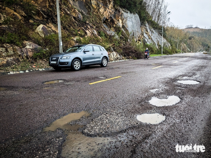 Tuyến quốc lộ nối Bình Định và Phú Yên đầy ổ gà, ổ voi sau mưa lũ - Ảnh 3.