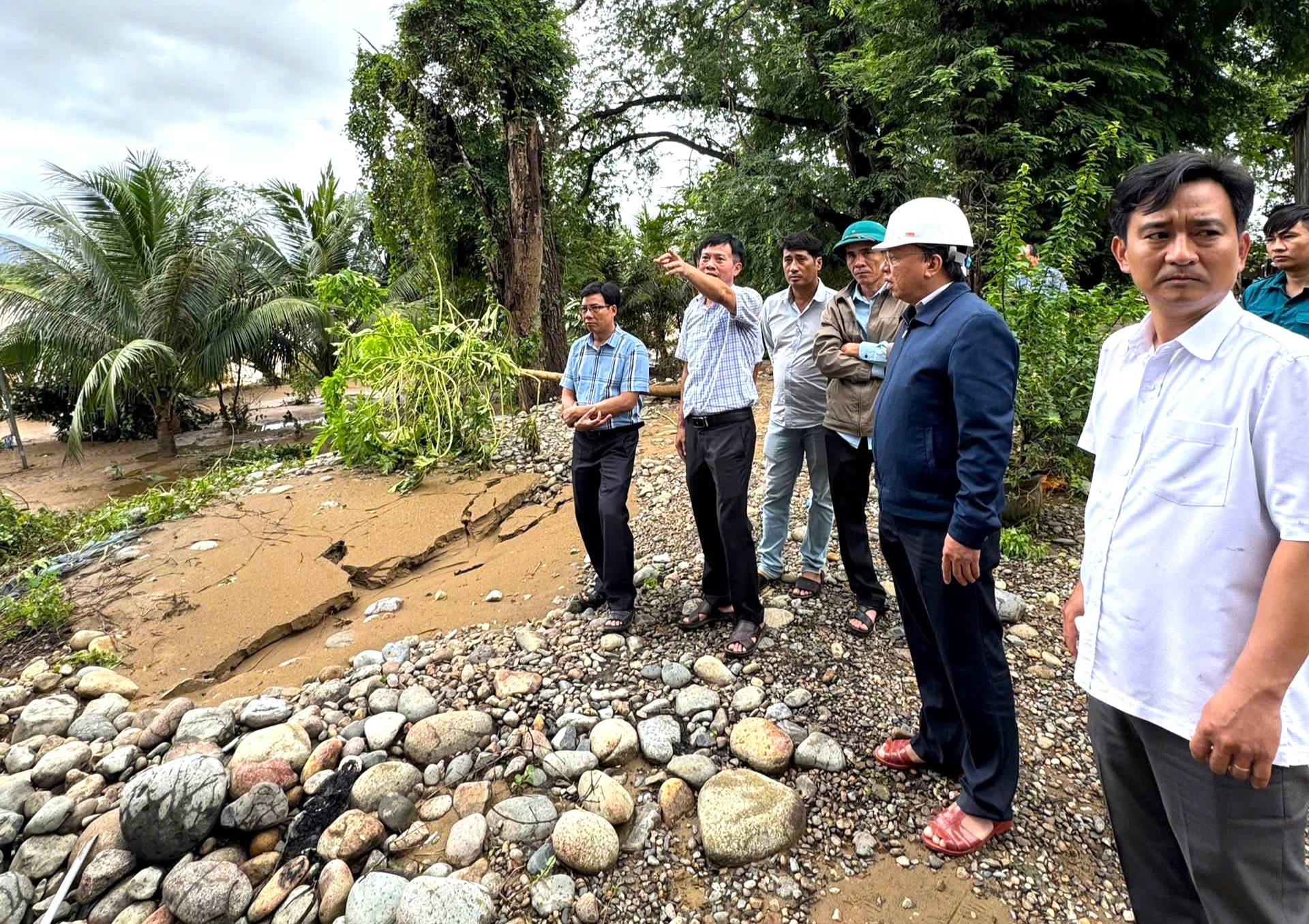 Sạt lở 5km dọc sông Cái Phan Rang, uy hiếp quốc lộ 27 đi Lâm Đồng 4 mưa lũ - Ảnh 5.