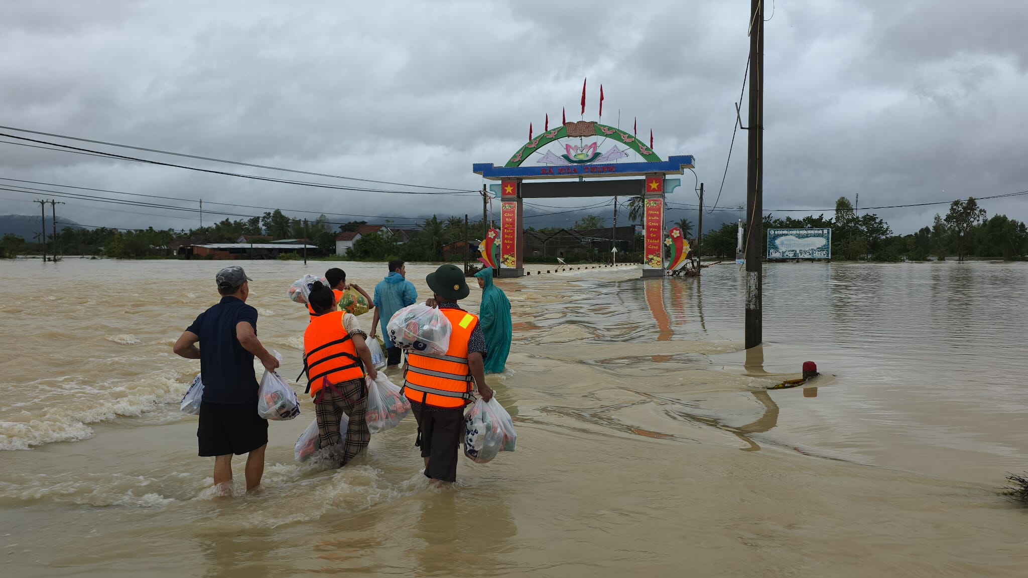 Mưa lũ chiều 21-11: Tạm ngưng xe quốc lộ 1 và cao tốc Cam Lâm - Vĩnh Hảo; Bác tin vỡ hồ Am Chúa - Ảnh 2. mưa lũ - Ảnh 7.