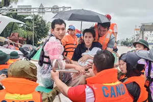 Người dân ở Nha Trang phá ngói cứu người khi nước dâng cao 4 m