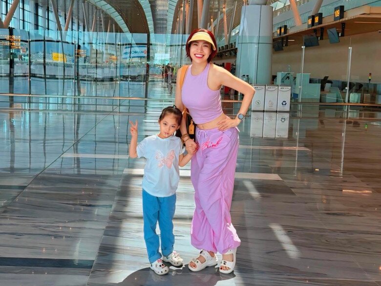 Nữ ca sĩ thường xuyên đưa con gái đi chơi đó đây.