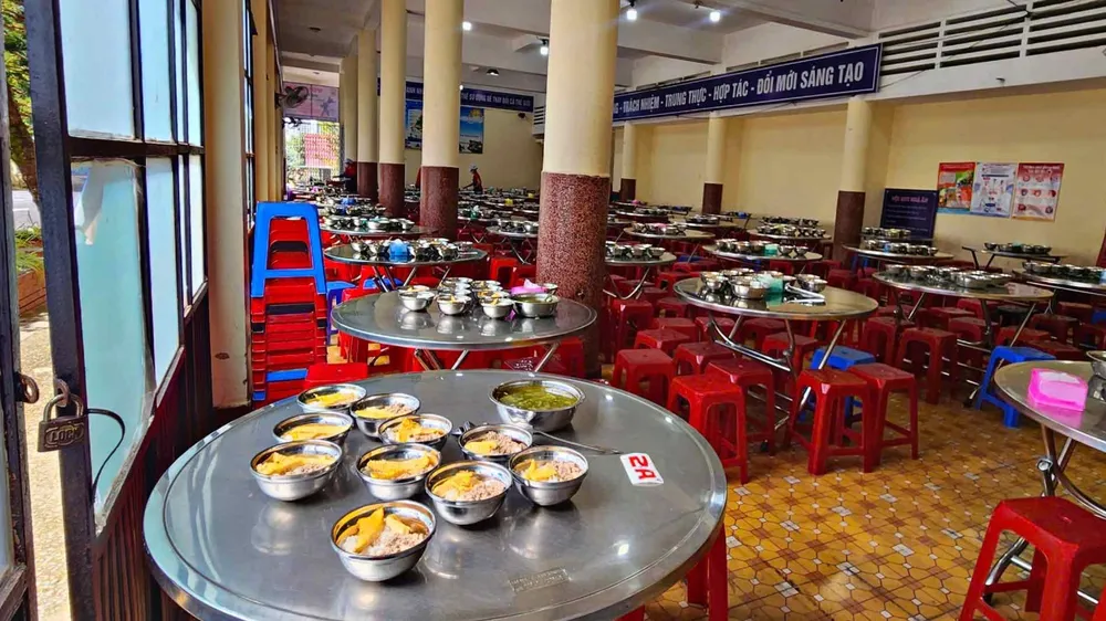 Bữa ăn bán trú của học sinh Trường Tiểu học Trưng Vương thời điểm vừa xảy ra sự việc. Ảnh: CHÍNH THÀNH da-lat.jpg